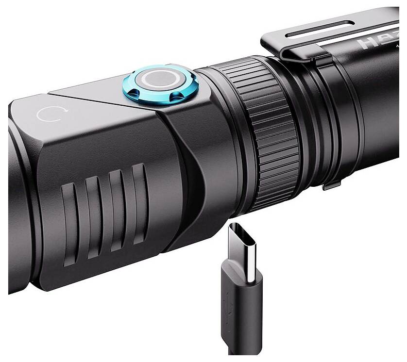 Černá svítilna s detailem USB-C nabíjecího portu, s prstencem pro nastavení zaostření a modrým vypínačem na rukojeti.
