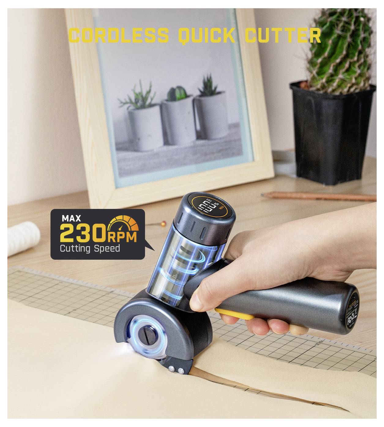 Ruka používá bezšňůrový rychlostřih k řezání látky na podložce na řezání. Text zní „Max 230 RPM řezná rychlost".