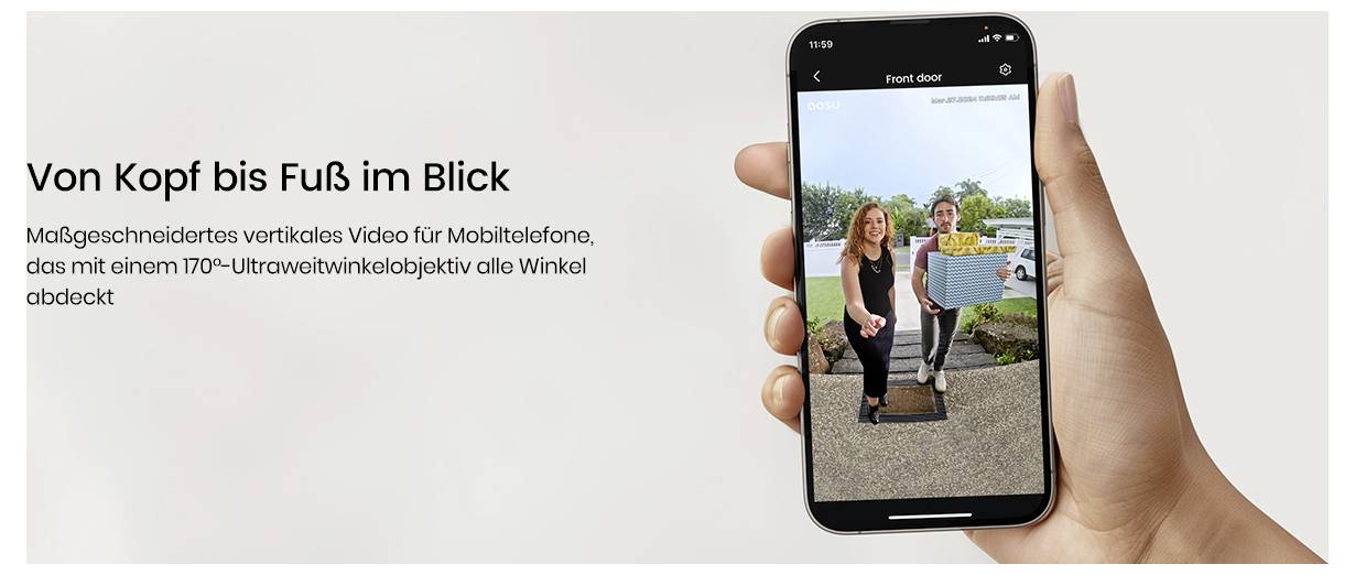 Ruka drží smartphone zobrazující dva se usmívající lidi pózující před fotoaparátem, vedle německého textu o funkci širokého záběru videa.