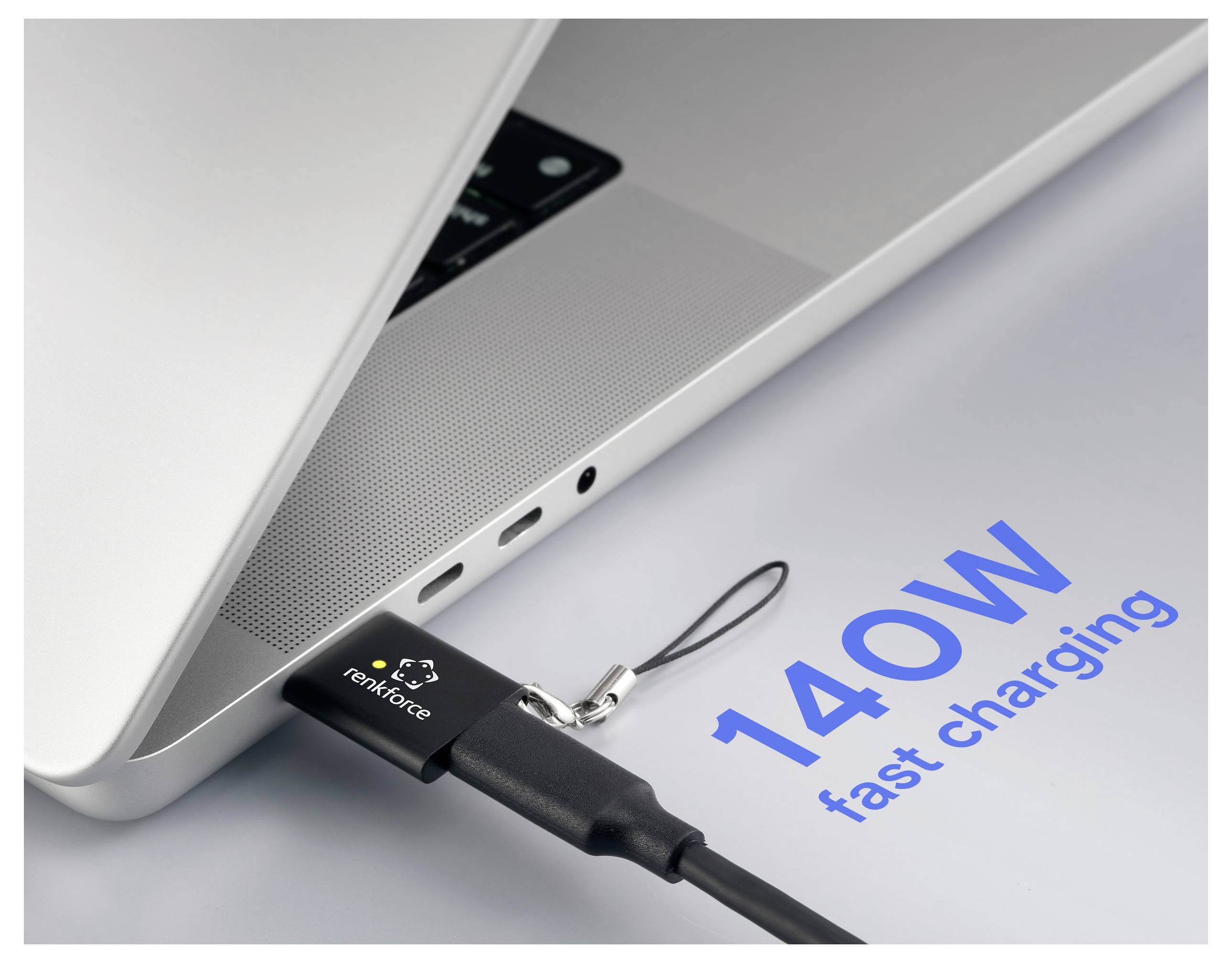 Laptop nabíjející se kabelem s textem „140W rychlé nabíjení".