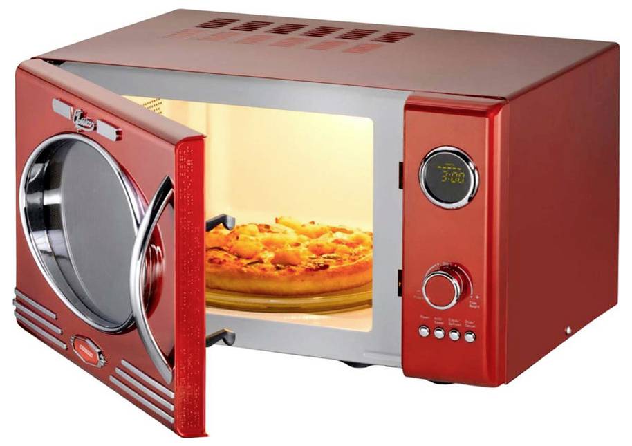 Červená mikrovlnná trouba s otevřenými dvířky, uvnitř pizza, na displeji času svítí '3:00' a pod ním jsou ovládací knoflíky.