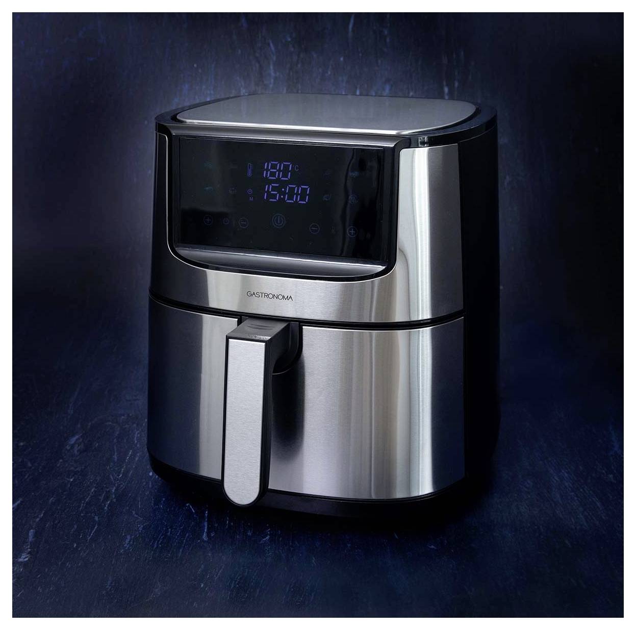 Elegantní, moderní fritéza se vzduchem z nerezové oceli s digitálním displejem zobrazujícím '180°C' a '15:00' stojí na tmavém pozadí.