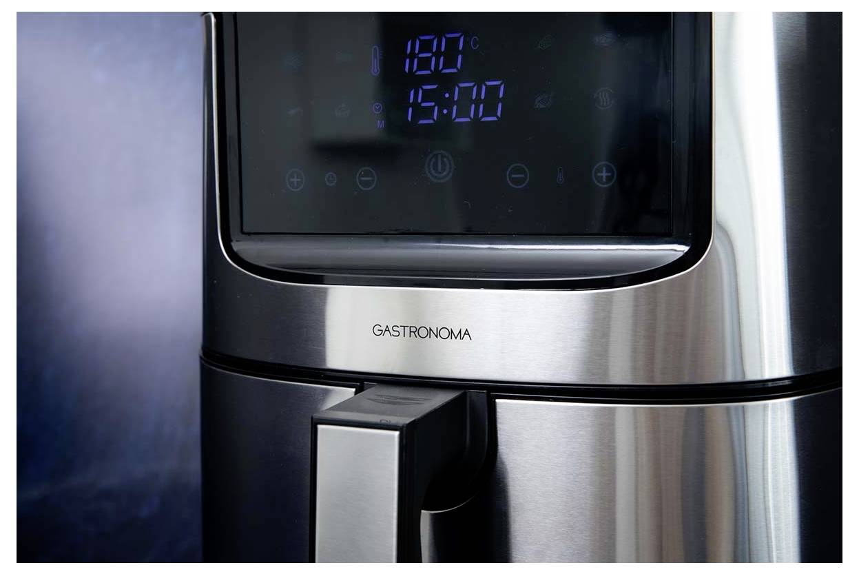 Nerezová horkovzdušná fritéza s digitálním displejem zobrazujícím '180°C' a '15:00'. Na přední straně je viditelný název značky 'Gastronoma'.