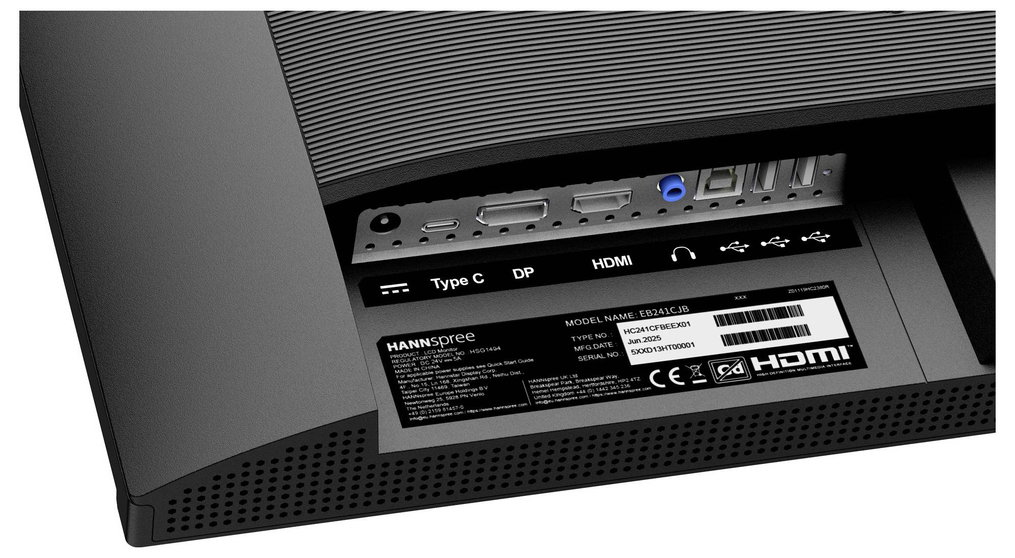Pohled zezadu na monitor zobrazující porty včetně Type C, DP a HDMI vedle produktového štítku značky Hannspree.