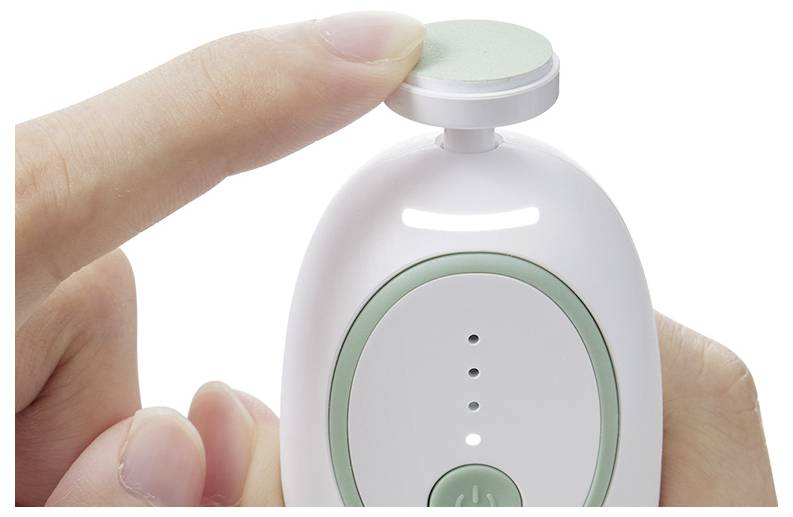 Ruka mačkající horní tlačítko malého elektronického zařízení bílé a zelené barvy, které ukazuje jeho minimalistický design a tři indikátorové kontrolky.