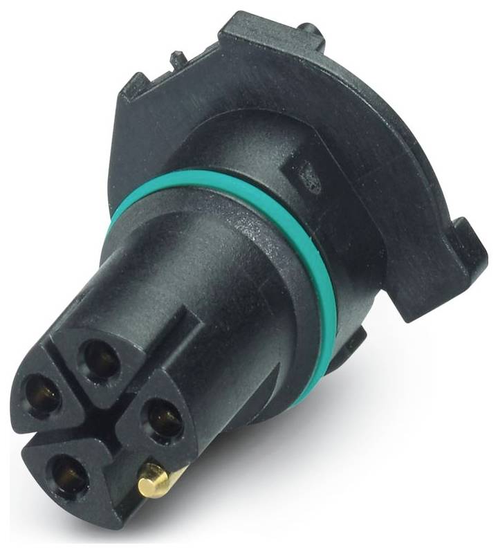 Černá elektrická zástrčka se zeleným kroužkem a třemi viditelnými kovovými kolíky, navržená pro připojení napájení.