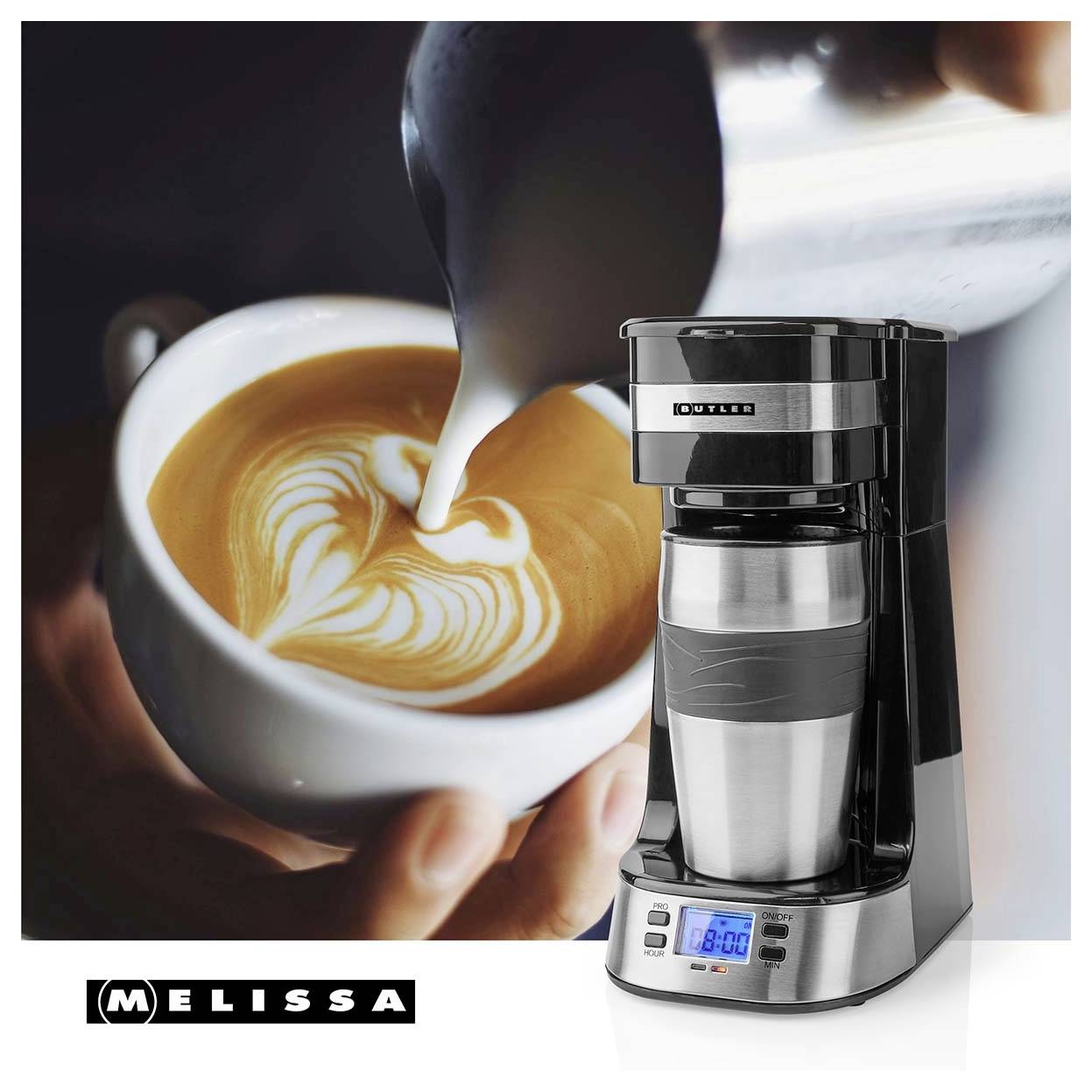 Překapávač s digitálním displejem umístěný vedle obrázku latté, na kterém je nalévána umělecká kreace. Logo značky 'MELISSA' je umístěno ve spodní části.