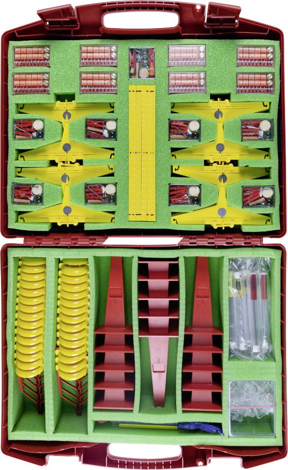 Otevřená červená souprava nástrojů obsahující různé zelené, červené a žluté elektrotechnické součásti, organizované do oddílů.