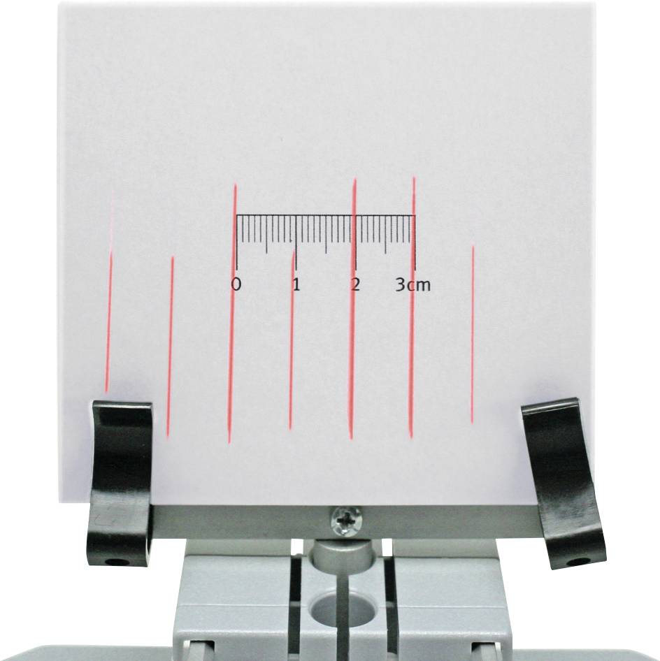 Demonstrace optiky: laserové světlo prochází více štěrbinami, čímž vytváří interferenční vzory na stupnici od 0 do 3 cm.