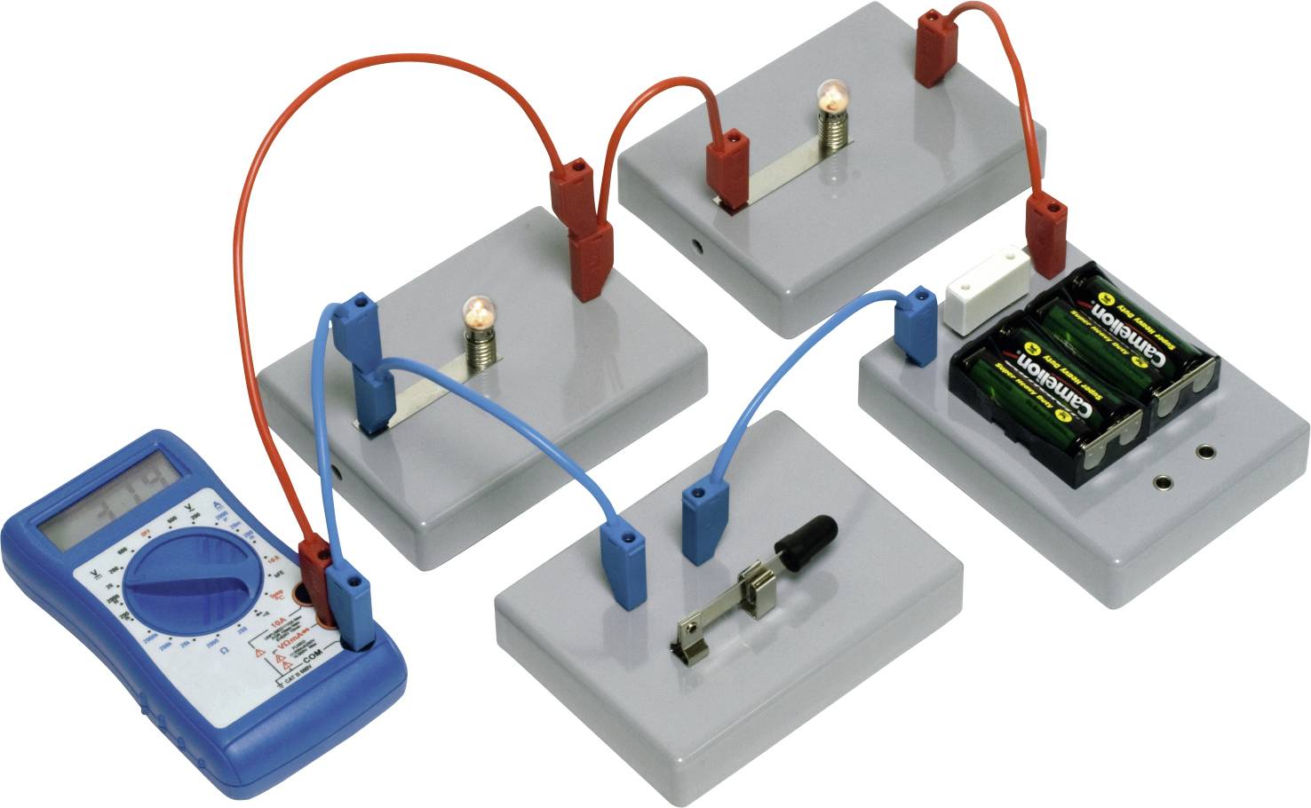 Jednoduchá elektrická obvod s multimetrem, vodiči, žárovkami, pojistkou a bateriemi připojenými přes pět platforem.
