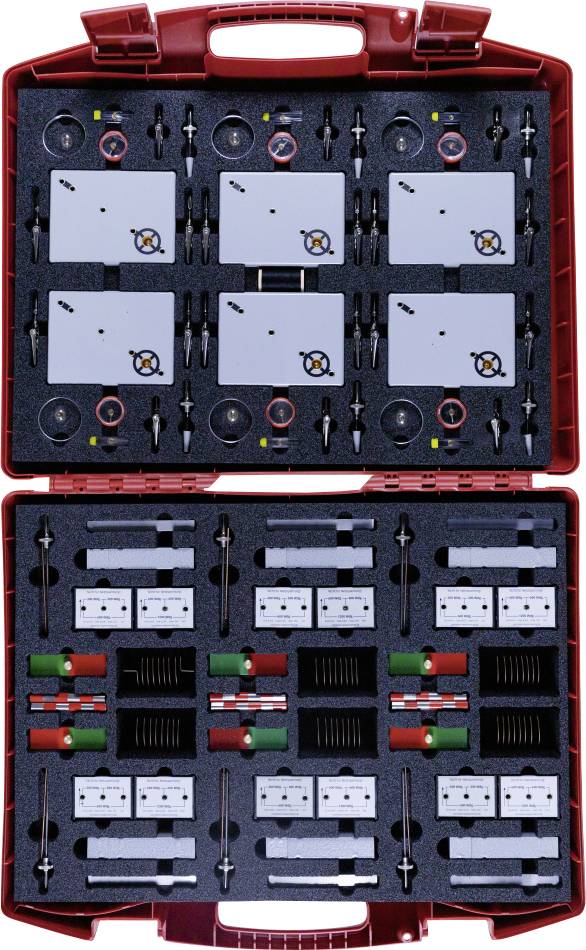 Červený přepravní kufr obsahující elektronické součástky organizované v pěně. Součástky zahrnují desky plošných spojů, vodiče a konektory.