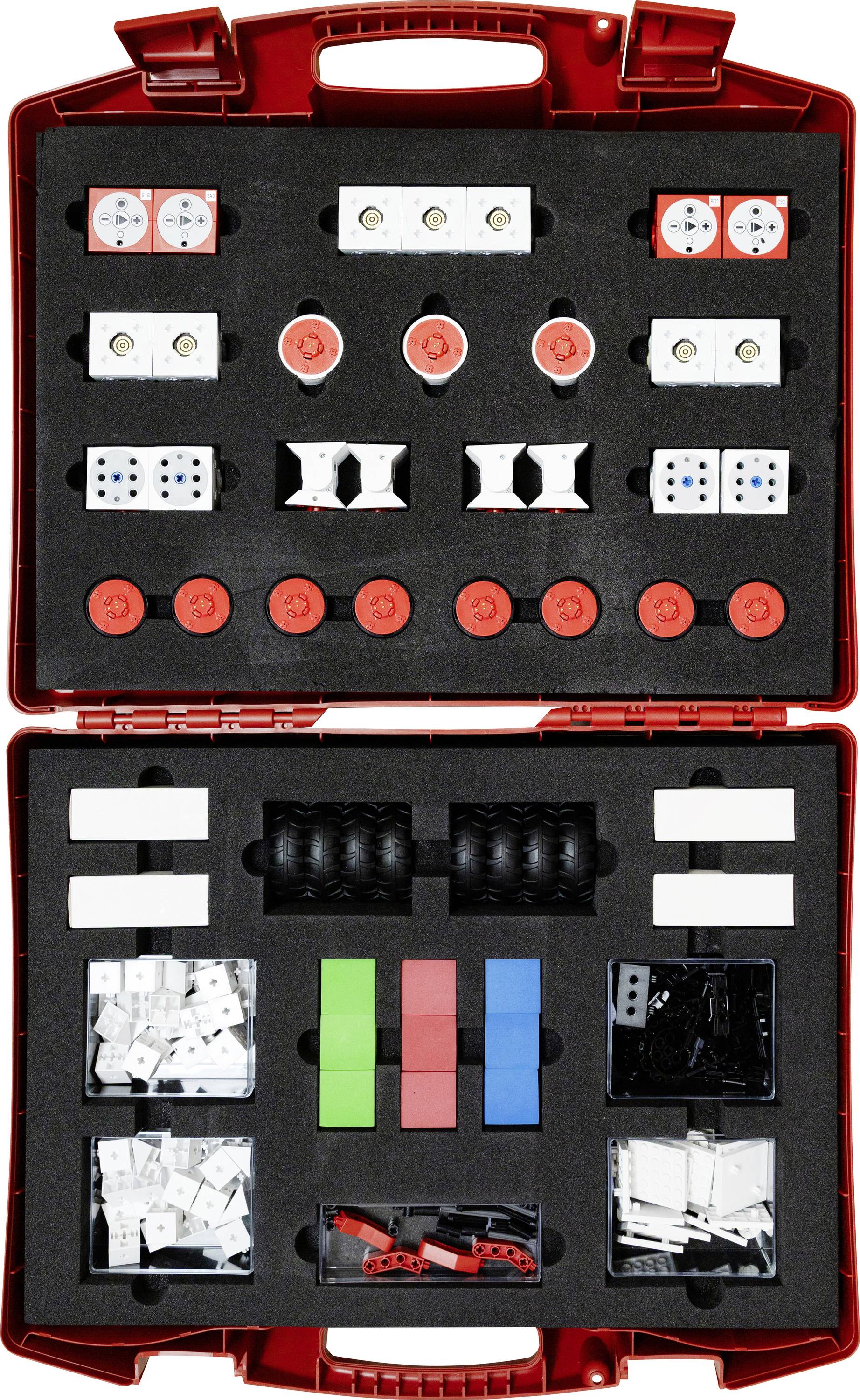 Otevřený červený kufr s organizovanými součástkami Lego Robotics, včetně kol, senzorů, cihel a konektorů, určený pro stavbu robotů.