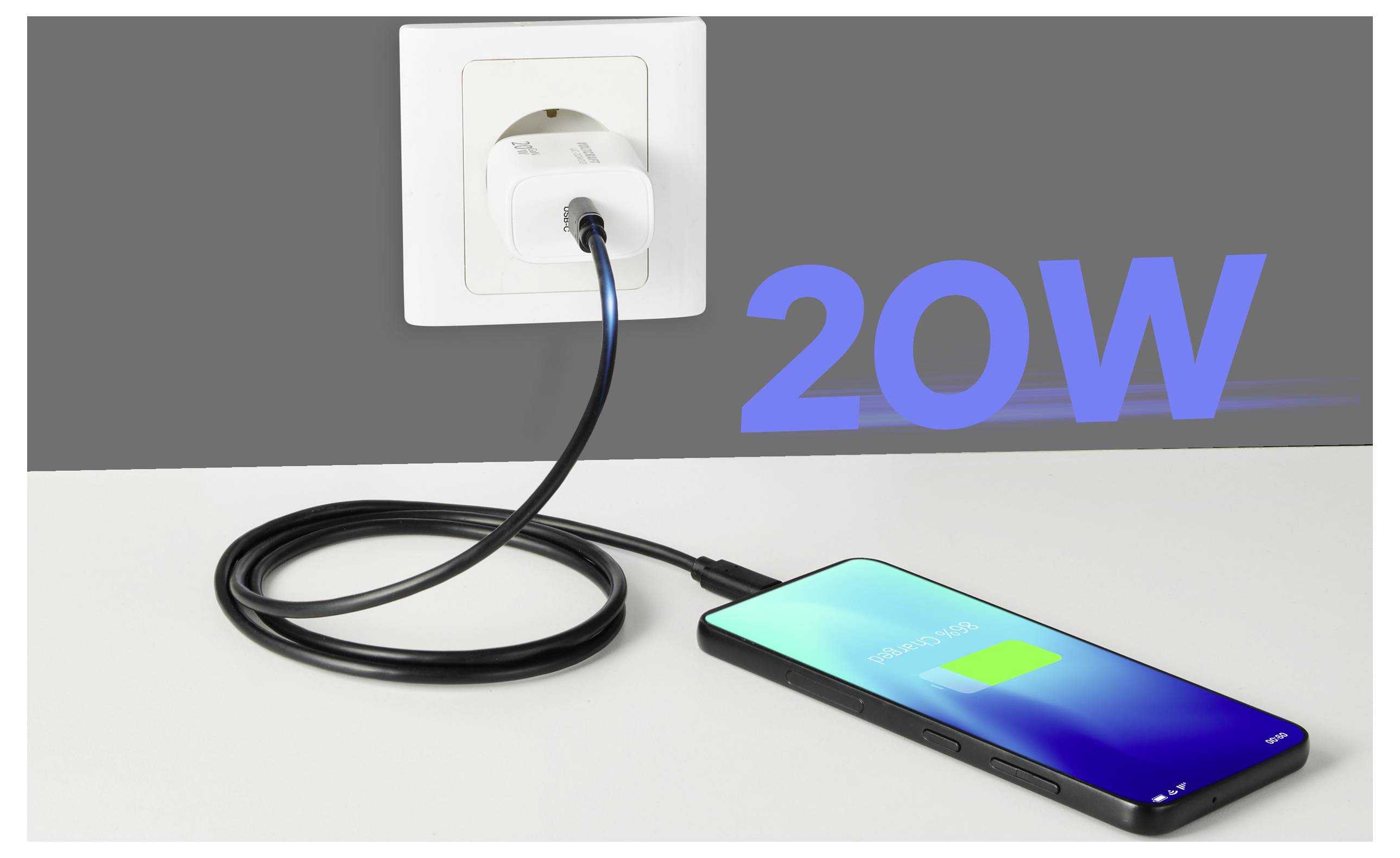 Chytrý telefon se nabíjí na stole s kabelem připojeným k adaptéru zásuvky do zdi. Text napsaný '20W' udává nabíjecí výkon.