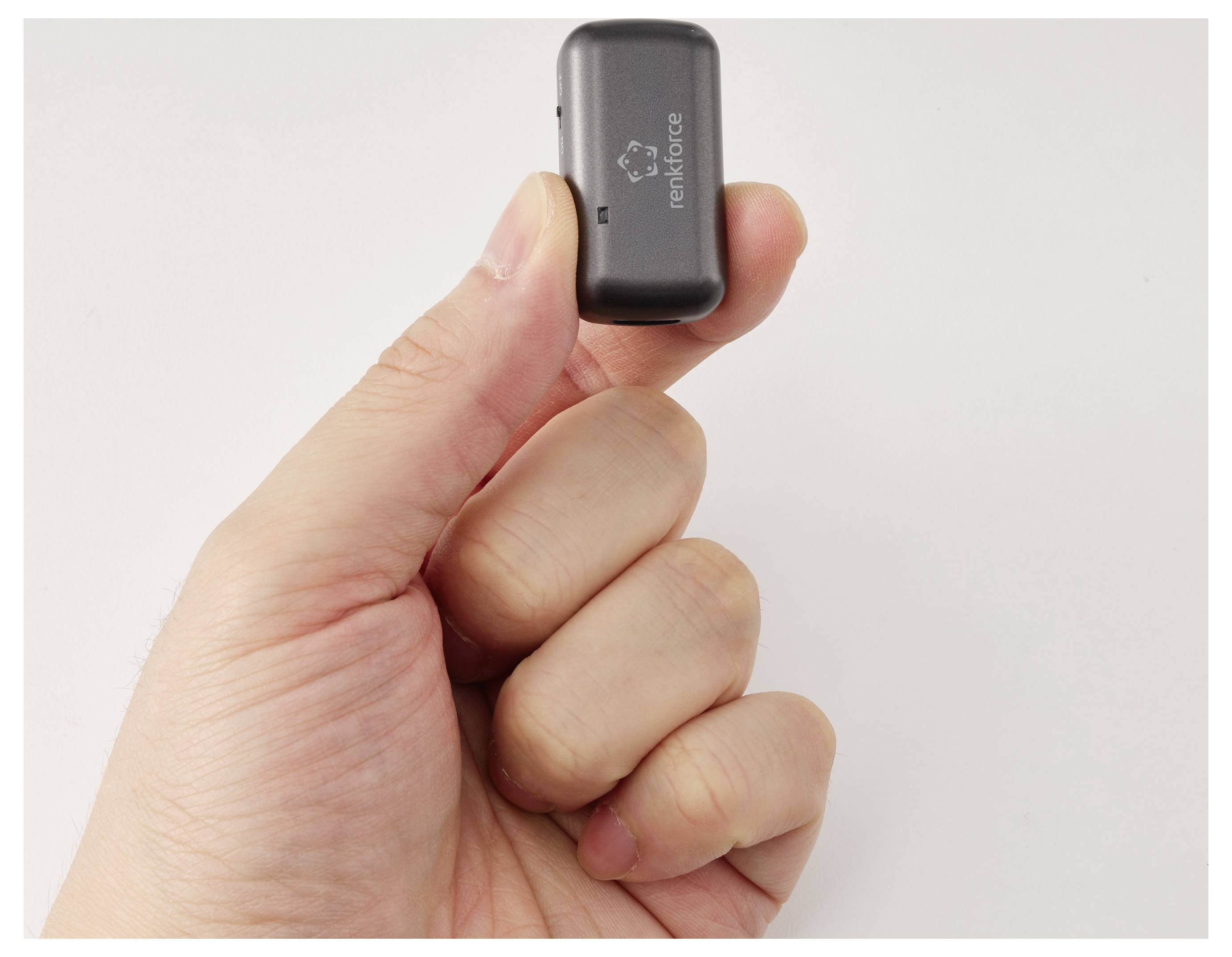 Ruka držící malou černou USB flash disku s logem "reinktone" na prostém bílém pozadí.