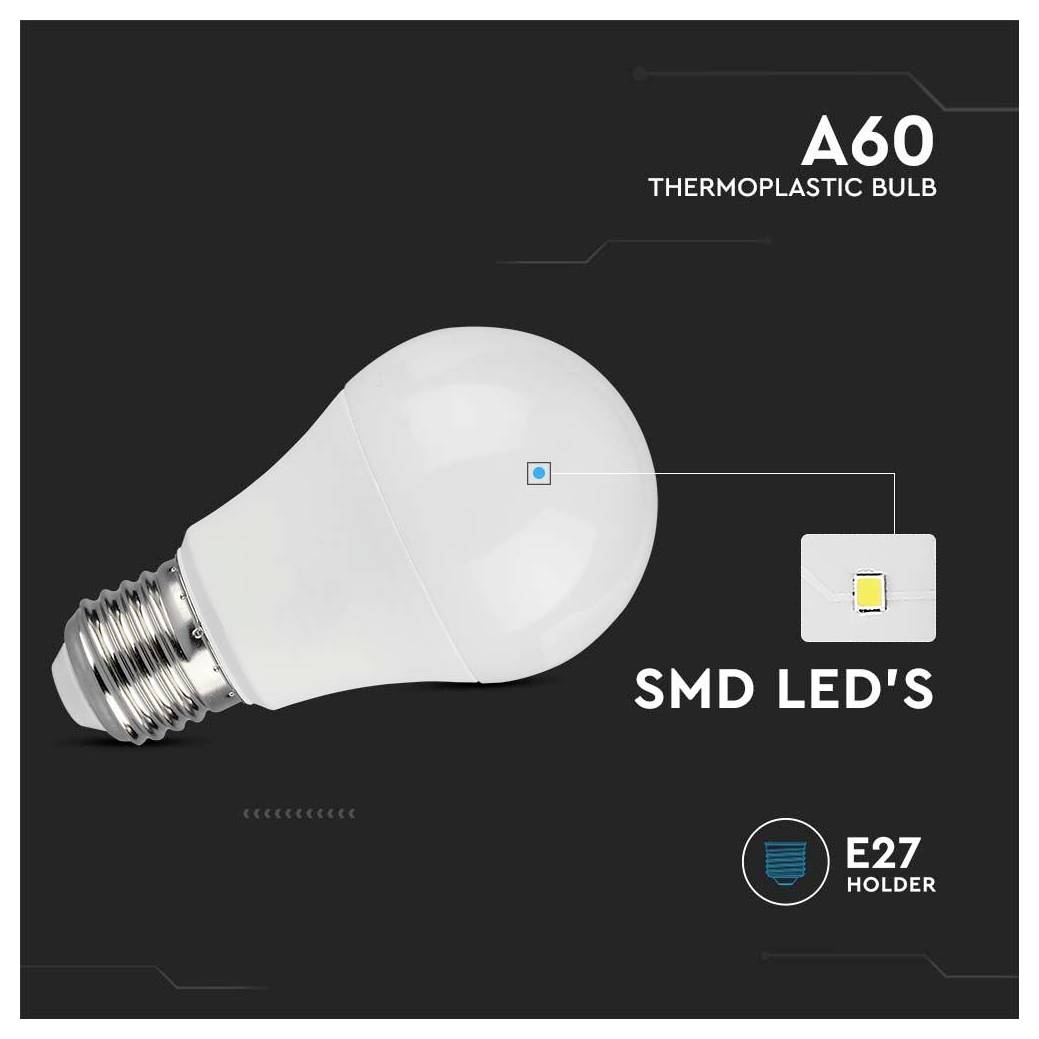 Obraz LED žárovky A60 s SMD LED diodami a objímkou E27, zvýrazňující její komponenty a vlastnosti na tmavém pozadí.
