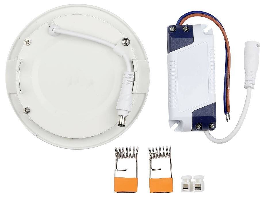 Chytrý LED podhledový modul s napájecím adaptérem, dvěma oranžovými kabelovými konektory a montážními sponkami pro instalaci.