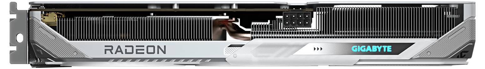 Detailní záběr grafické karty Radeon od společnosti Gigabyte, který ukazuje její chladicí systém a osvětlené logo Gigabyte na straně.