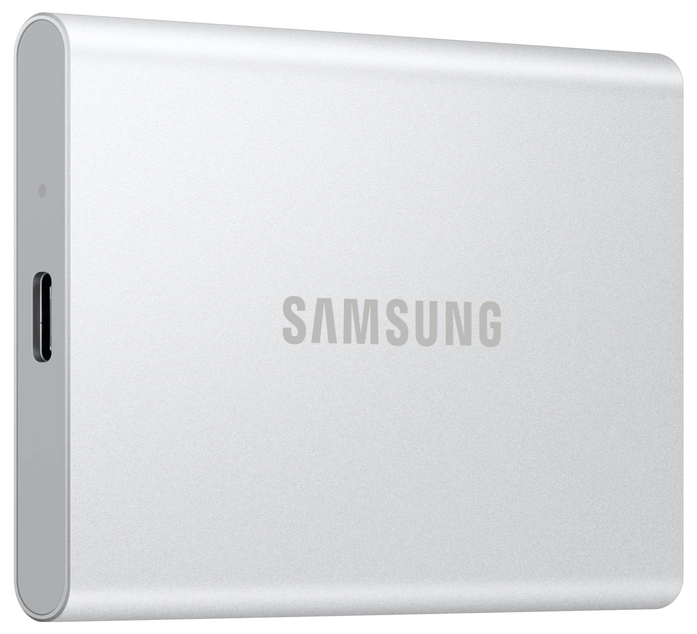 Externí pevný disk značky Samsung v stříbrné barvě s bočním portem, pohled z úhlu.