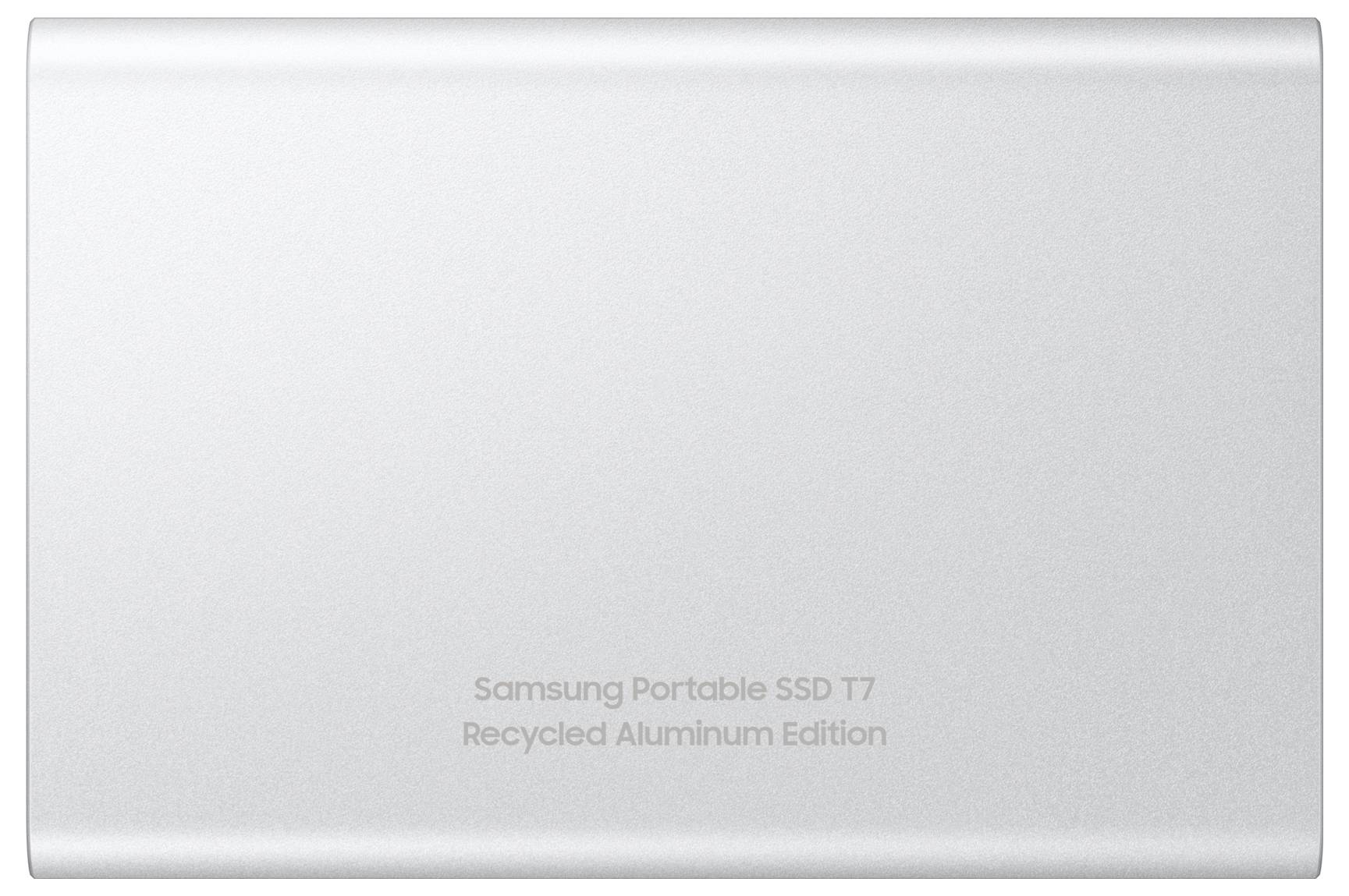 "Samsung Přenosný SSD T7 Edice z Recyklovaného Hliníku" na stříbrném, obdélníkovém pouzdře.