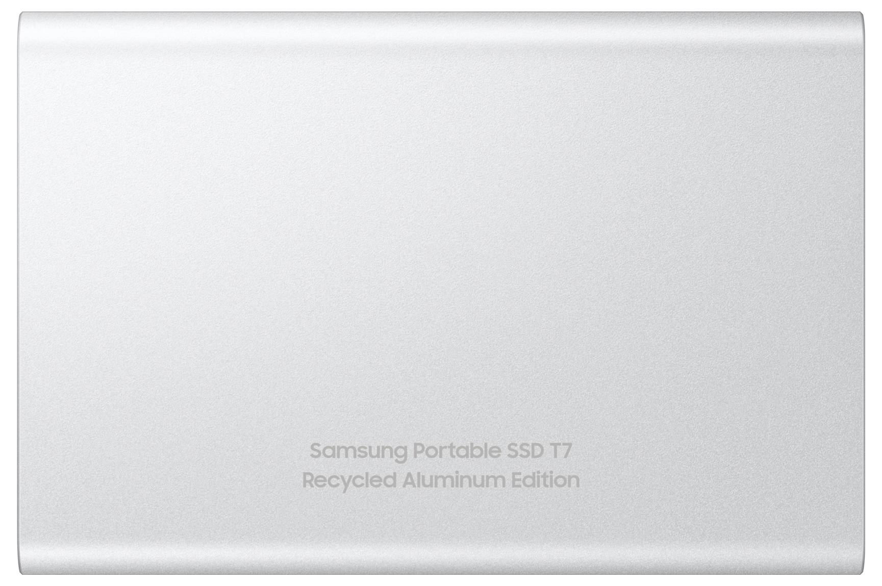 Na štíhlém, obdélníkovém, světle šedém hliníkovém disku je vytištěno „Samsung Portable SSD T7 Recycled Aluminum Edition".