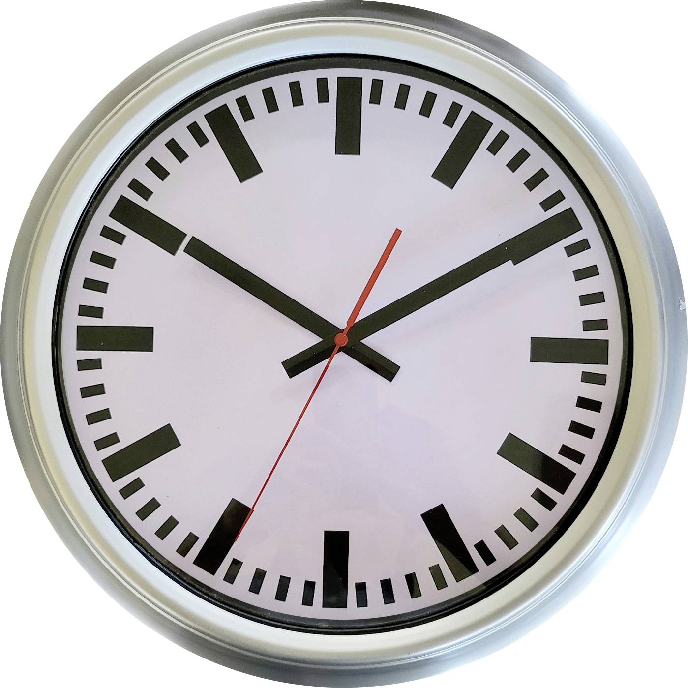 Nástěnné kulaté hodiny s kovovým rámečkem, ukazující čas 10:09, s minimalistickými černými hodinovými a minutovými značkami.