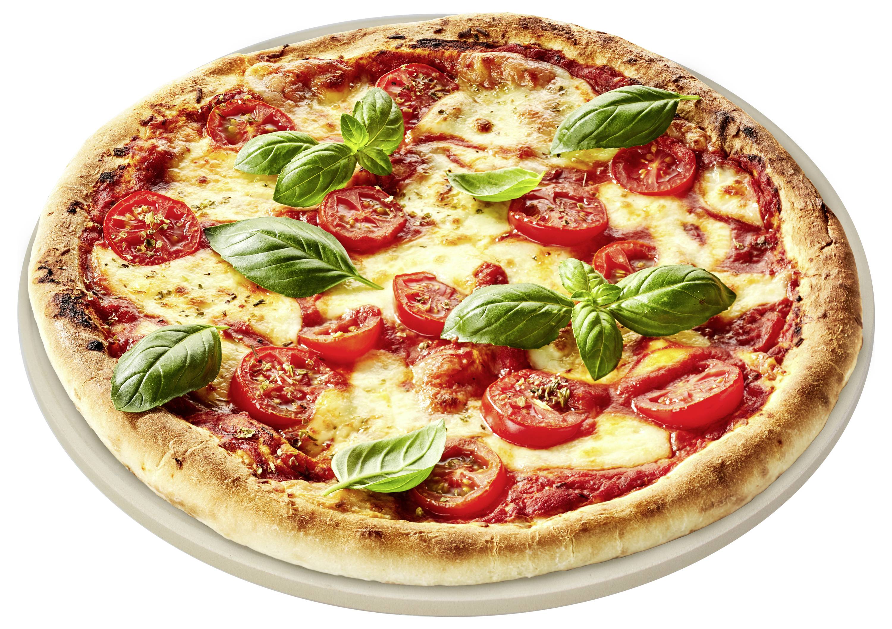 Margherita pizza se strouhaným sýrem, plátky rajčat a čerstvými lístky bazalky na tenkém těstě, pohled shora na bílém talíři.