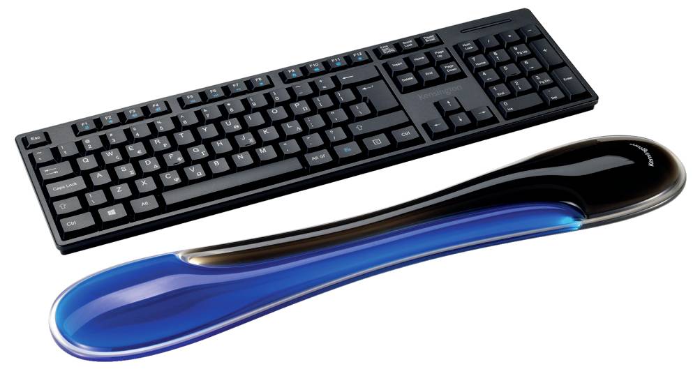 Černá počítačová klávesnice vedle modré ergonomické opěrky zápěstí navržené tak, aby poskytovala podporu a pohodlí během psaní.