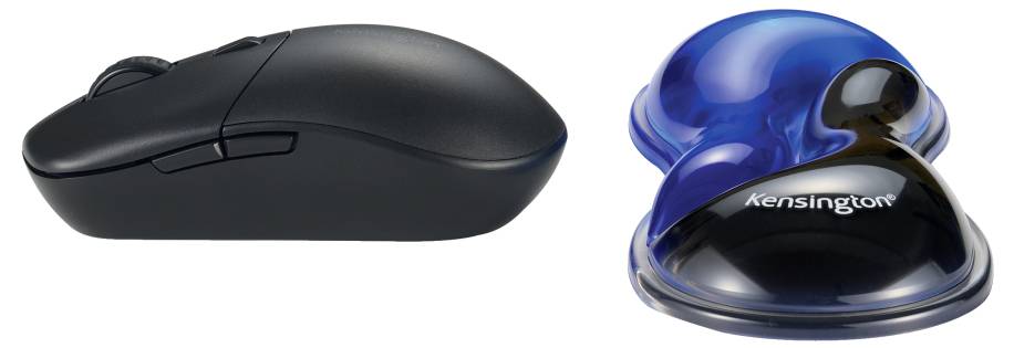 Černá bezdrátová počítačová myš vedle modro-černé ergonomické podložky pod myš s nápisem „Kensington".