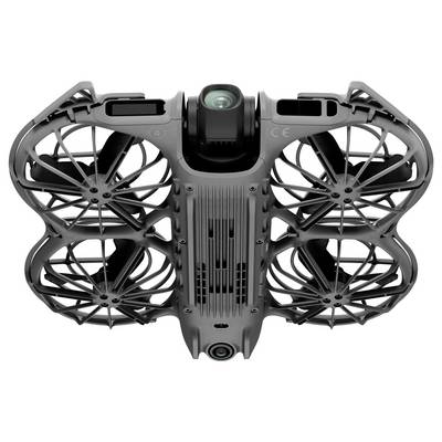 Kompaktní dron se čtyřmi vrtulemi v ochranných rámech je zobrazen z pohledu zespodu, s centrální kamerou a elegantním, moderním designem.