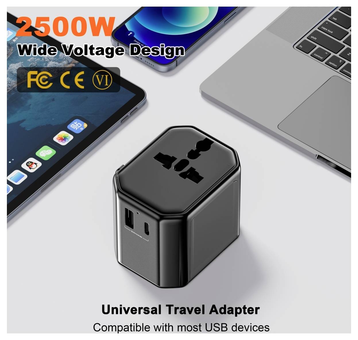 Černý univerzální cestovní adaptér s USB porty je zobrazen vedle notebooku a tabletu. Text: Široký napěťový design 2500W, kompatibilní s většinou USB zařízení.