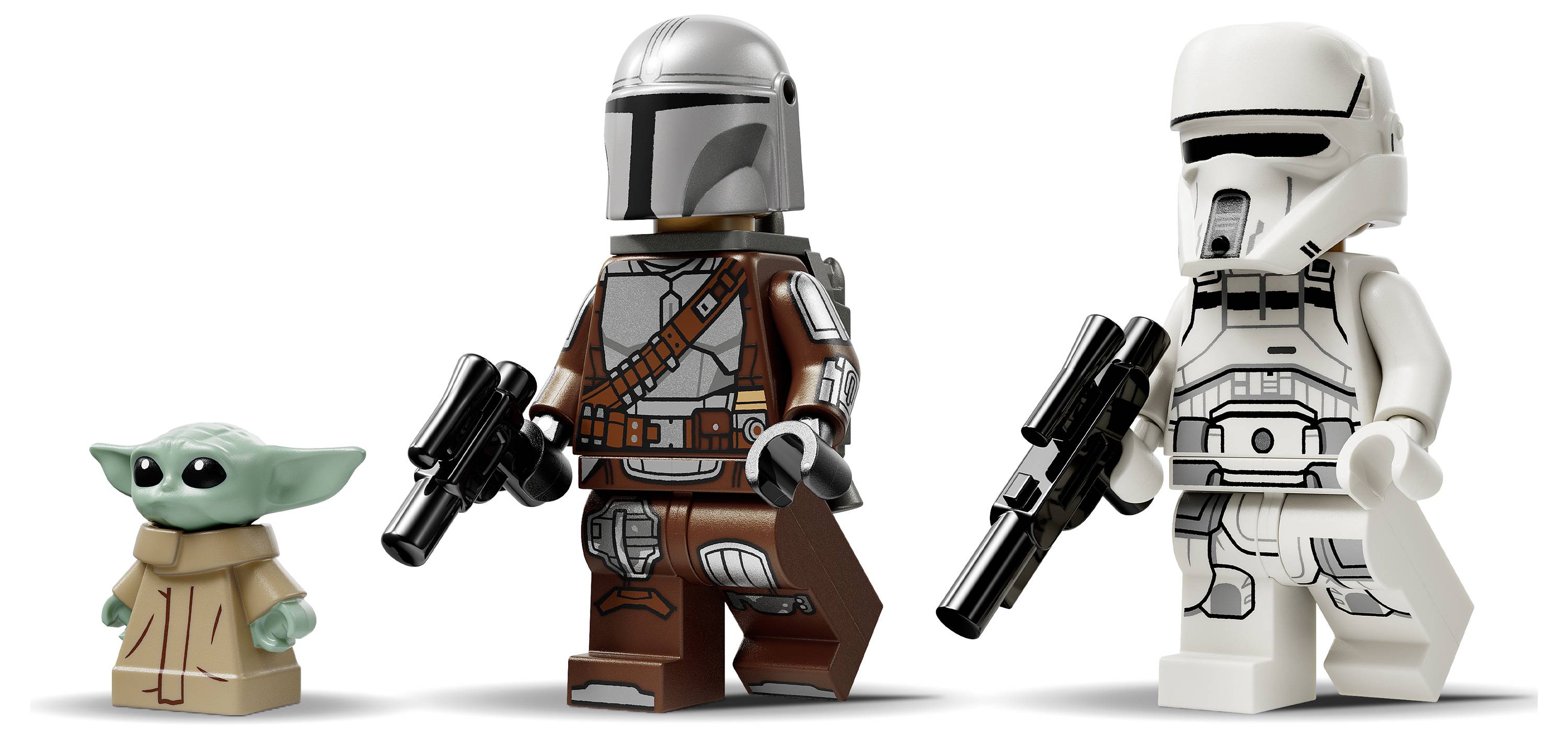 Scéna LEGO s třemi figurkami: malou zelenou postavou v pláštěnce a dvěma figurkami v pancéřích s přilbami, každá drží laserovou zbraň.