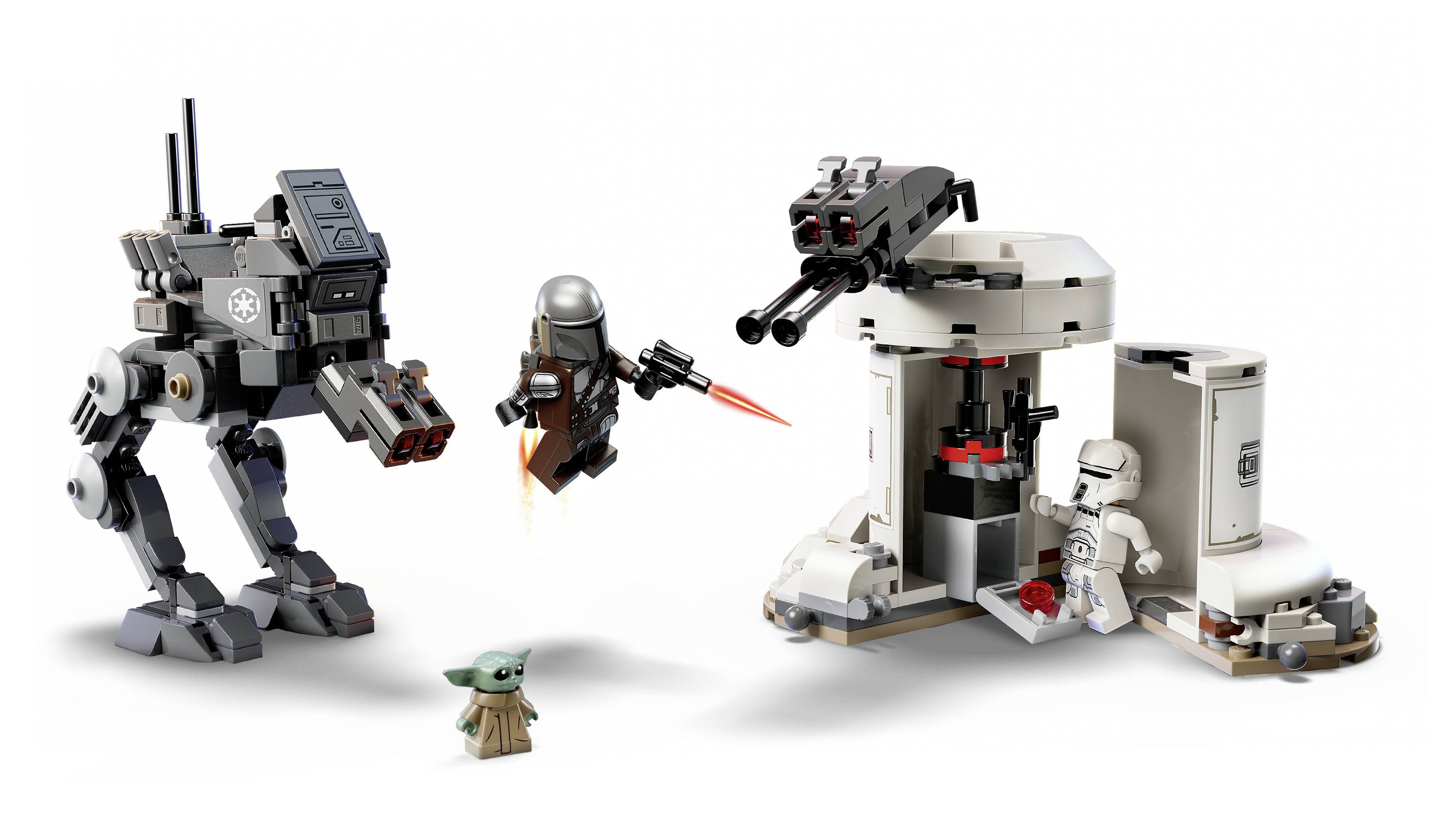 Scéna s různými LEGO figurkami a sadami s motivem Star Wars, včetně chodce, postavy Mandaloriana, malé zelené figurky a prostředí pro hraní.