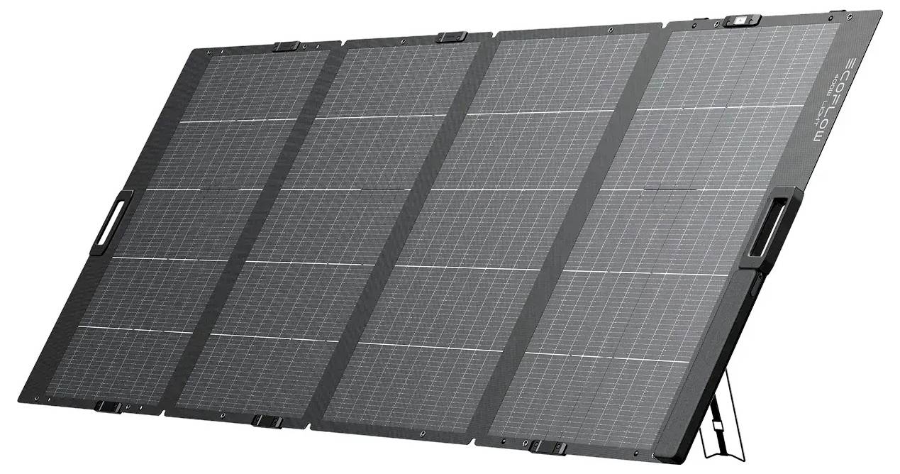 Přenosná solární panelová sada se čtyřmi skládacími panely na stojanu, určená pro zachytávání solární energie pro nabíjení elektronických zařízení.