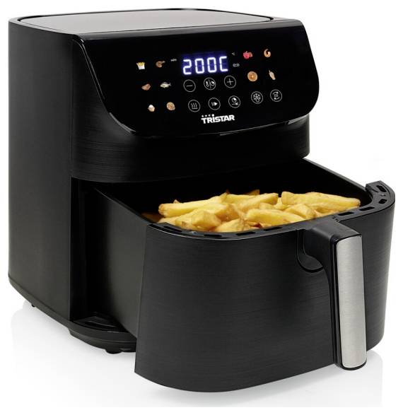 Černá fritéza s horkovzdušným oběhem s digitálním ovládáním nastavená na '200°C' a zobrazující smažené hranolky v košíku, která ukazuje svou funkci vaření.