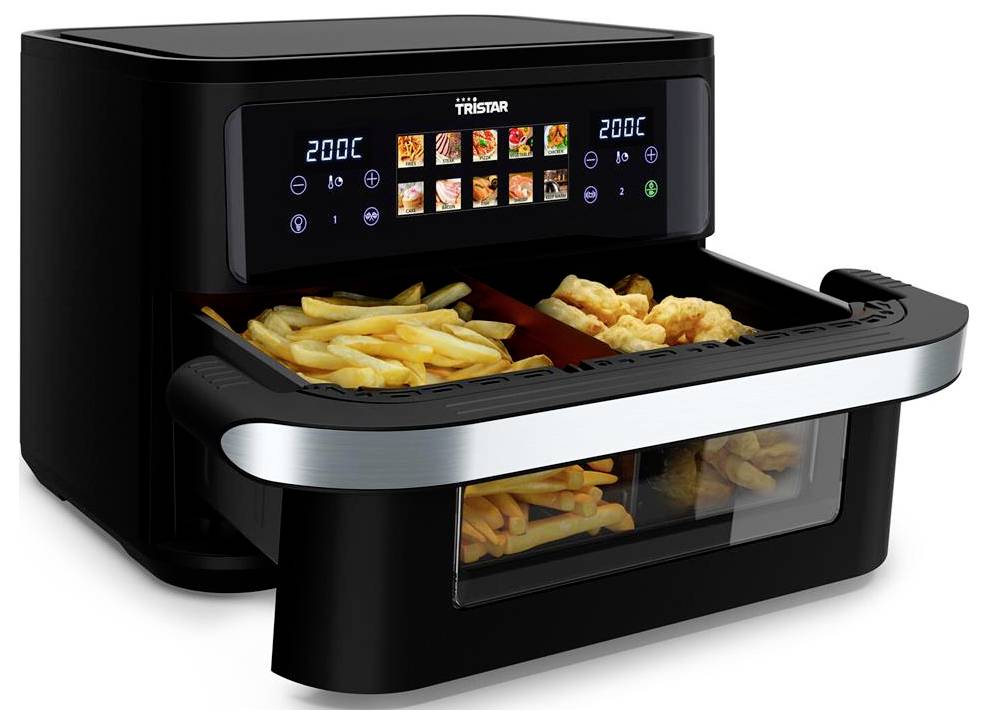 Černá horkovzdušná fritéza s digitálním ovládáním na horní straně, zobrazující obrázky možností vaření, s otevřenou zásuvkou obsahující hranolky a kuřecí maso.