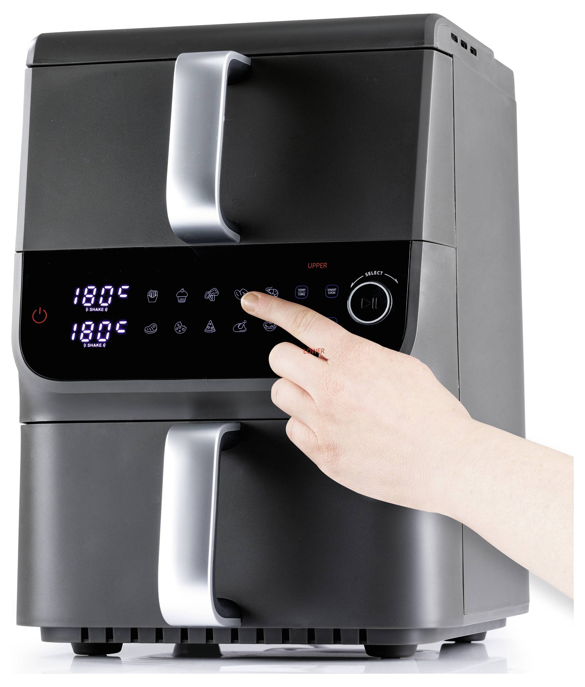 Ruka stiskává tlačítka na moderní dvoukomorové horkovzdušné fritéze s digitálními displeji teploty nastaveními na 180 °C pro obě komory.