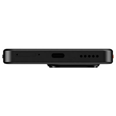 Černý elektronický přístroj pohledem z boku, vybavený portem USB-C a několika malými otvory pravděpodobně pro reproduktor nebo mikrofon.