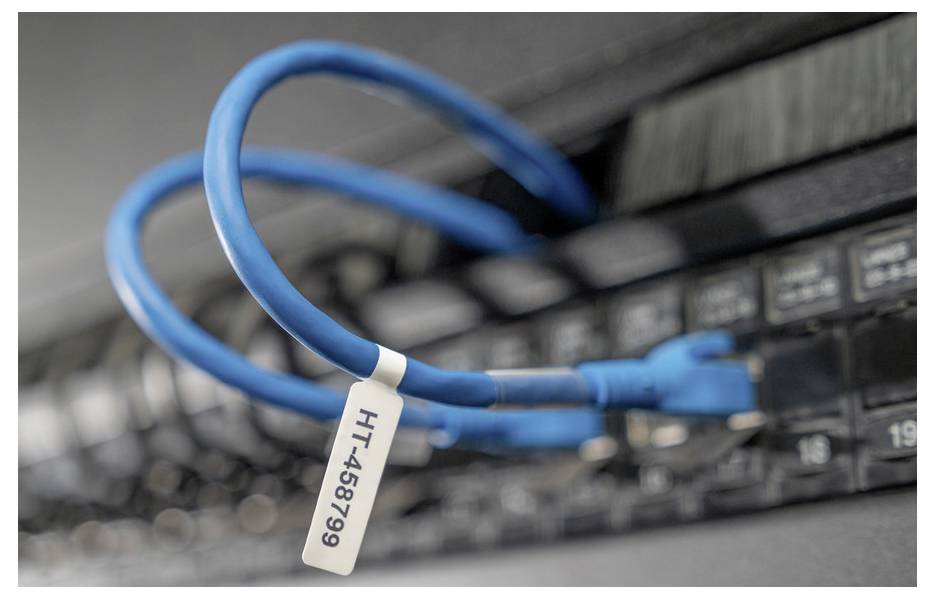 Modrý síťový kabel označený štítkem 'HT-458799' je zapojen do serverové skříně, což indikuje připojení nebo nastavení v prostředí datového centra.