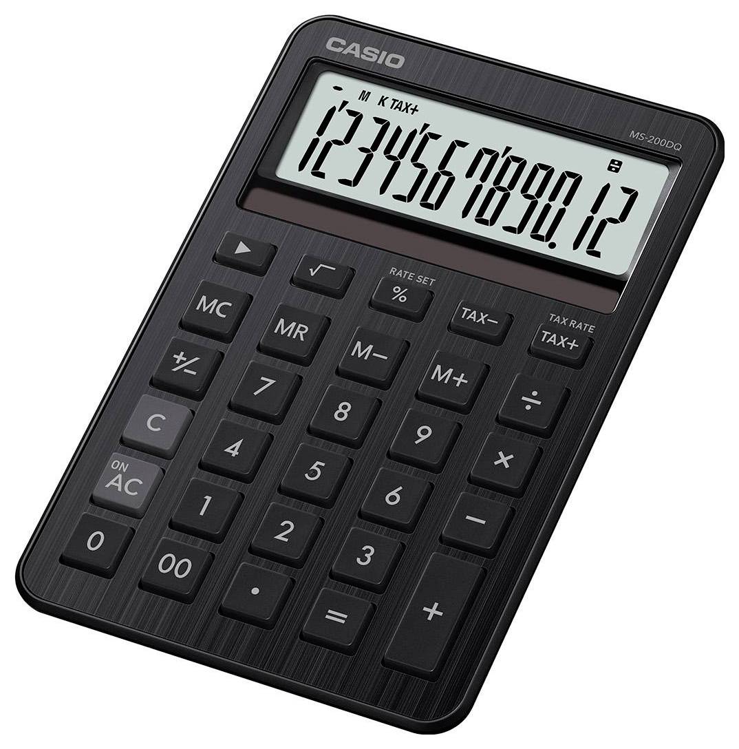Kalkulačka Casio zobrazující na displeji '1234567890.12', s černým tělem a různými funkčními tlačítky.