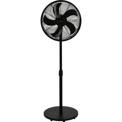 Černý stojanový ventilátor s pěti lopatkami a kulatou základnou, určený pro použití v domácnosti nebo kanceláři. Název značky ventilátoru je viditelný ve středu.