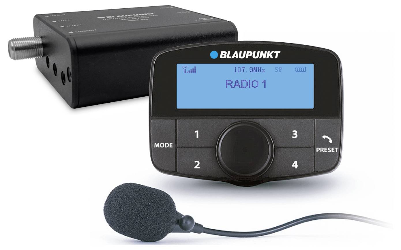 Digitální radiopřijímač "Blaupunkt" s displejem zobrazujícím "Rádio 1" na 107,9 MHz, včetně ovládací jednotky, mikrofonu a antény.