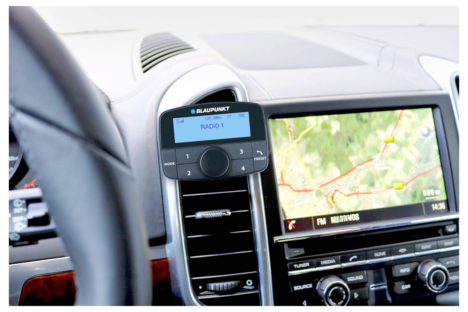 Palubní deska vozu s namontovaným dálkovým ovládáním rádia Blaupunkt zobrazujícím "Rádio 1" vedle GPS mapy na displeji.