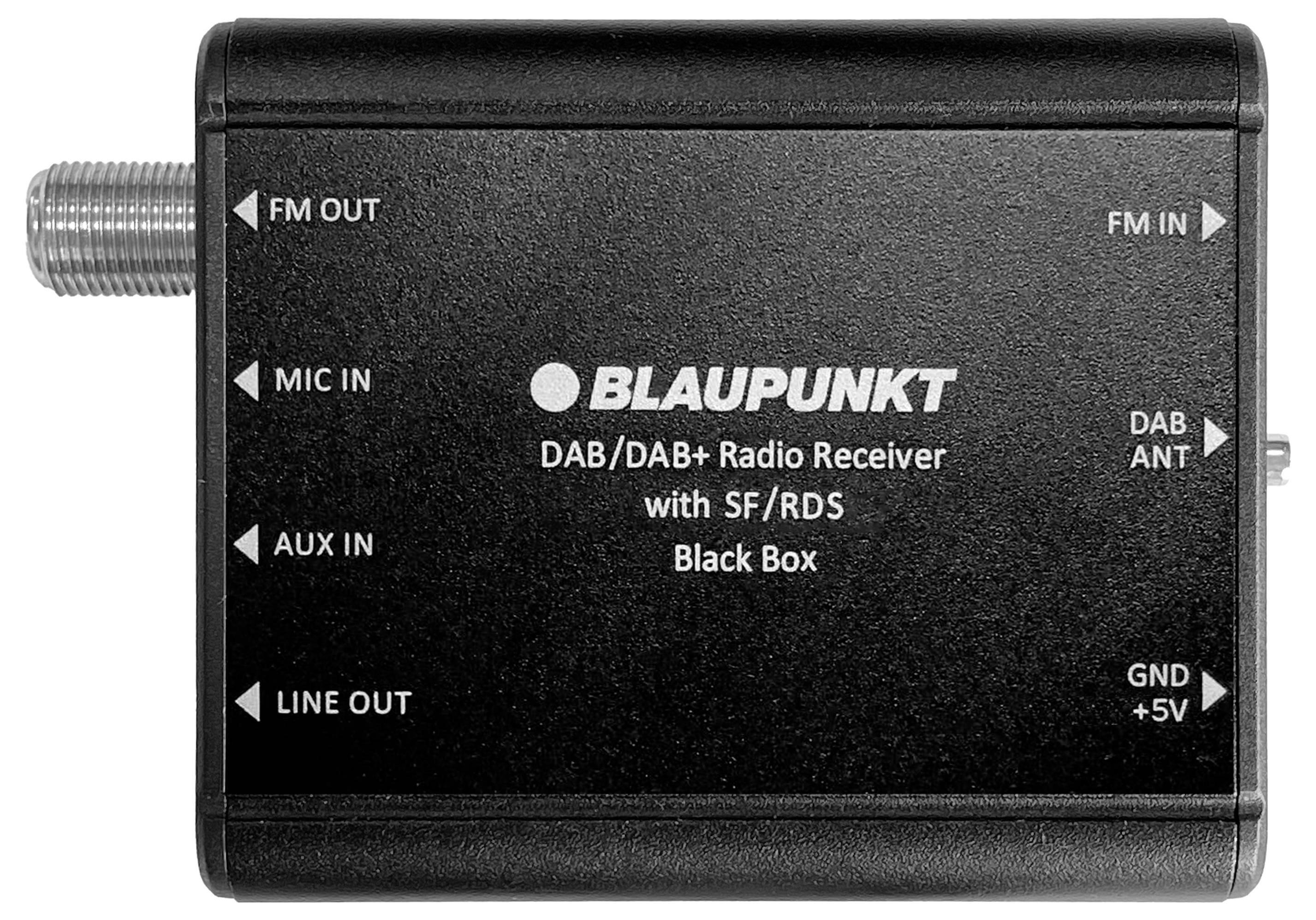 Kompaktní černá skřínka označená „Přijímač Blaupunkt DAB/DAB+ Radio" se vstupními/výstupními porty pro FM, mikrofon, pomocný a linkový signál.