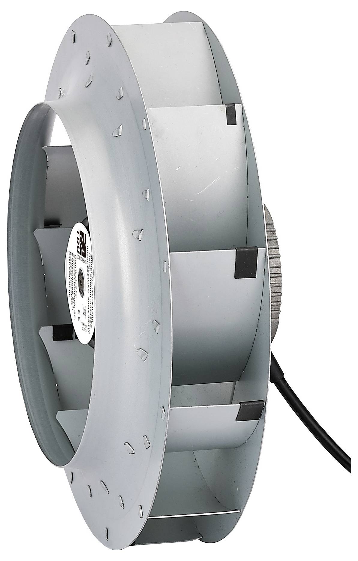 Šedý průmyslový ventilátor s kulatým kovovým krytem a lopatkami, pohled ze strany. Napájecí kabel vychází ze zadní části.
