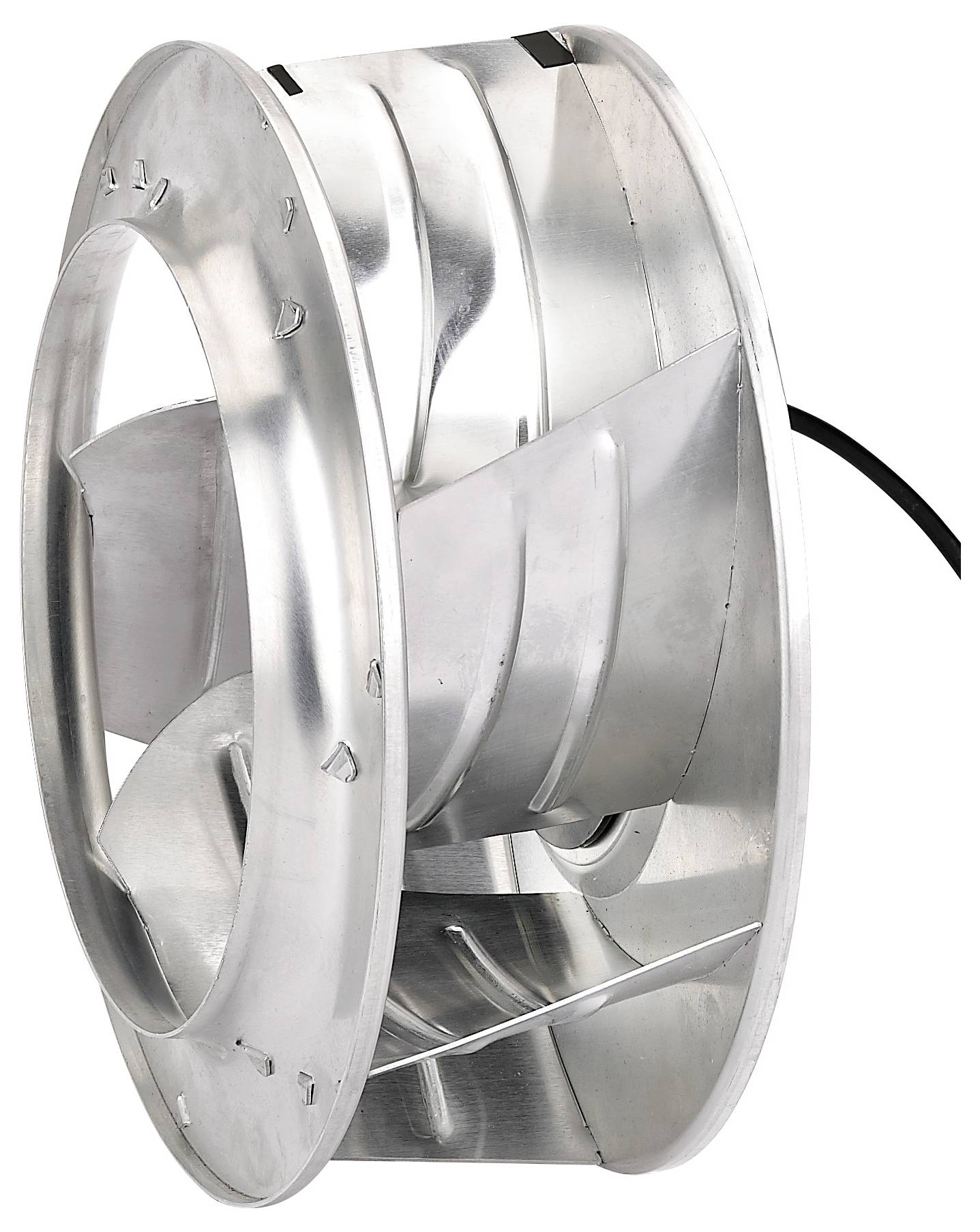 Stříbrný metalický ventilátor s několika zahnutými lopatkami, navržený pro cirkulaci vzduchu, na jednoduchém bílém pozadí.