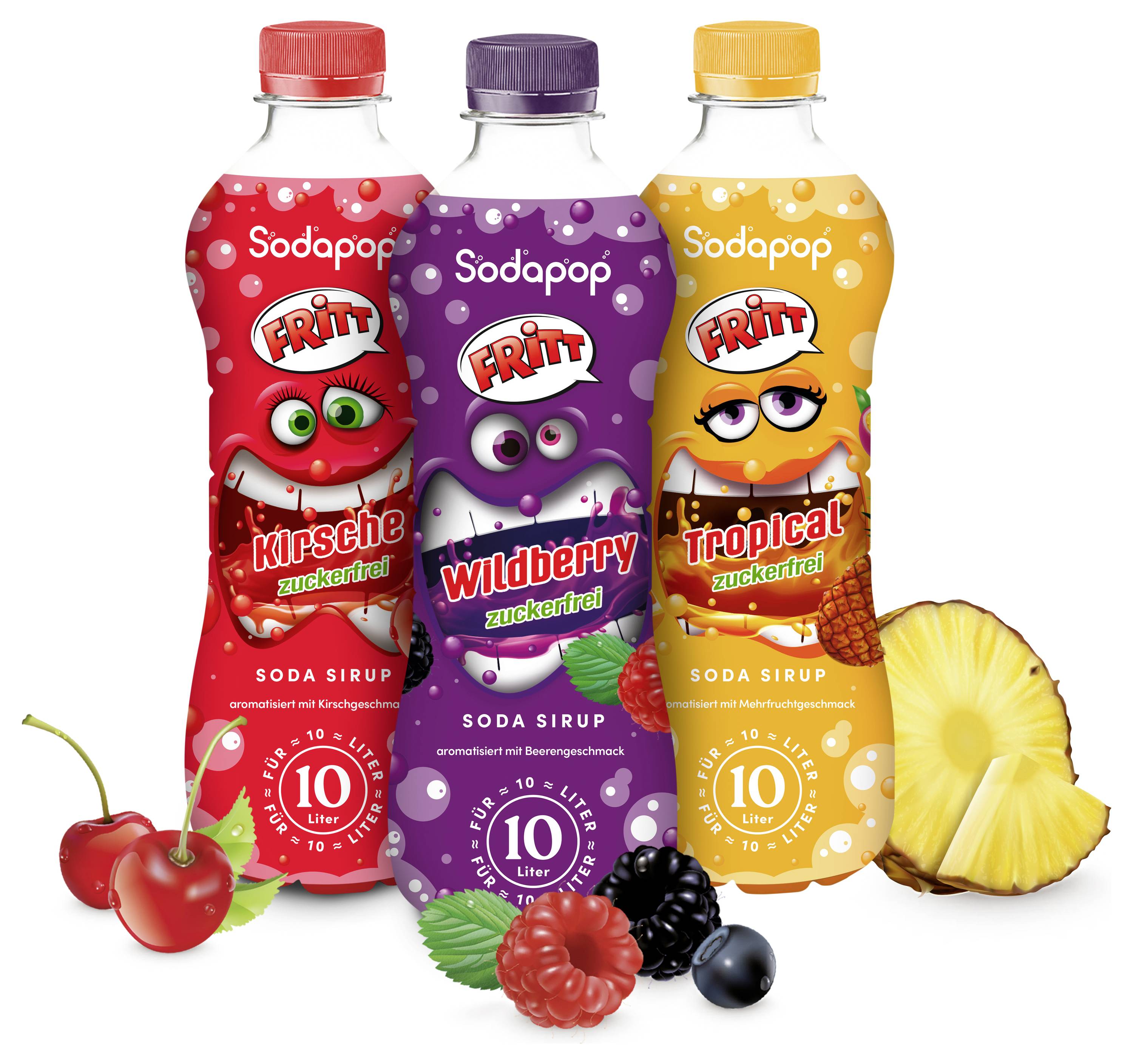 Tři láhve sirupu 'Sodapop FRITT' v příchutích: Višeň (červená), Lesní plody (fialová) a Tropická (oranžová) s ovocem umístěným pod láhvemi.