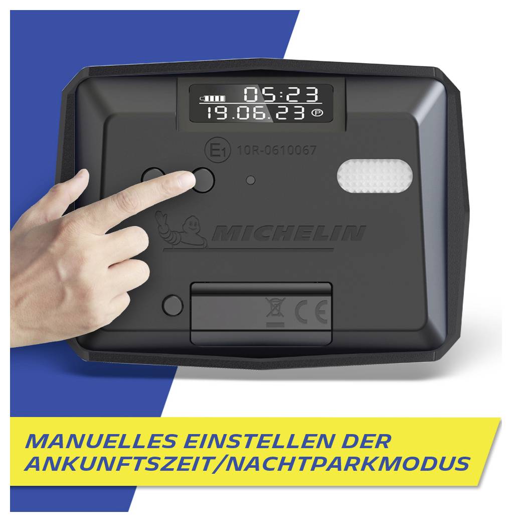 Osoba nastavuje digitální parkovací hodiny zobrazující 05:23 a 19.05.23. Žluto-modrý banner hlásá: Ruční nastavení času příjezdu/noční parkovací režim.