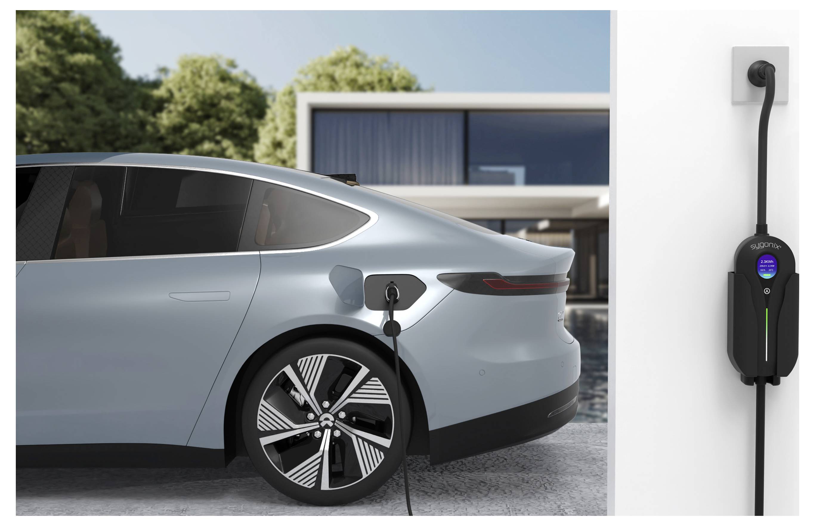 Elektrické auto zapojené do nástěnné nabíječky mimo moderní dům, což indikuje domácí nabíjení elektrického vozidla.