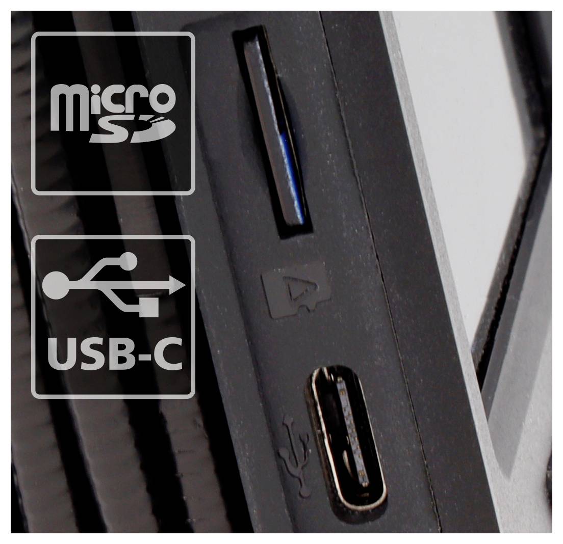 Detailní záběr zařízení zobrazující slot pro USB-C a microSD kartu.