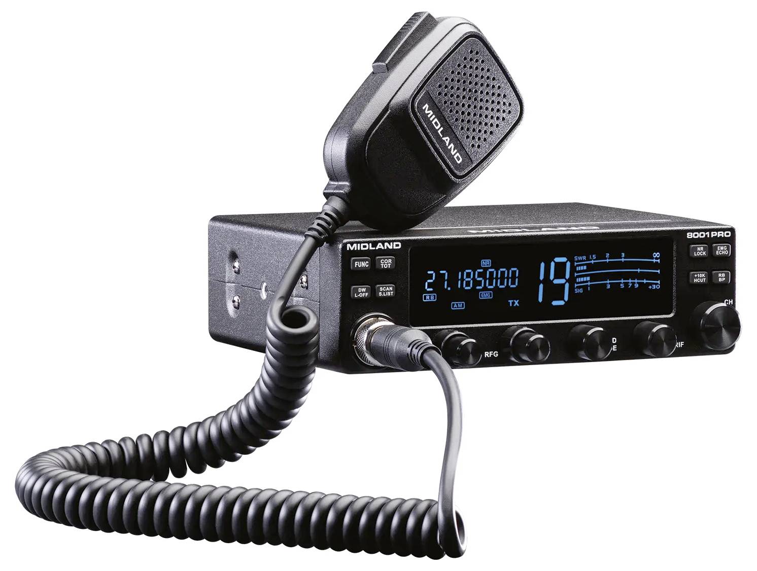 Radiostanice CB s ruční mikrofónem, vybavená digitálním displejem a ovládacími knoflíky pro nastavení frekvence a výběr kanálu.